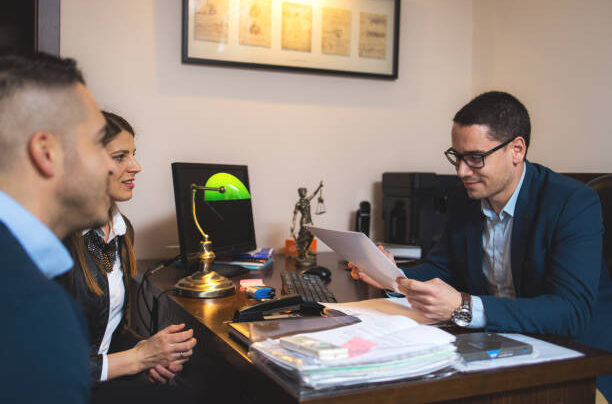 Legal support for mediation vs litigation in the UK Legal support for mediation vs litigation in the UK – solicitor advising client